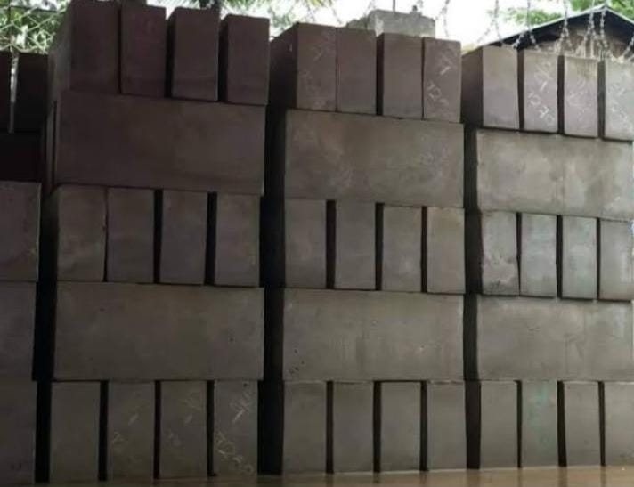 Wall of finished cellular lightweight concrete blocks